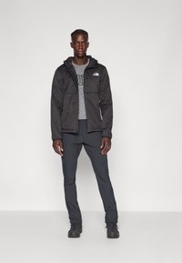 The North Face M QUEST HOODED SOFTSHELL - Softshell jakker - black