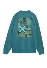 Sudadera color verde azulado hecha de una mezcla de algodón, con un gráfico cuadrado que presenta diseños abstractos y texto en la parte posterior. Cuffs y dobladillo acanalados.