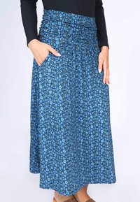 Maxirock mit blauem Blumenmuster, gerafftem Bund, Seitentaschen und einem fließenden Design, aus weichem Stoff für Komfort.