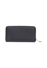 Cartera de zip alrededor negra con textura, con tirador de cremallera dorado, de forma rectangular y esquinas redondeadas, sobre un fondo blanco.
