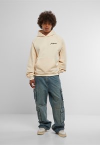PEQUS CHEST LOGO  - Hoodie - cream