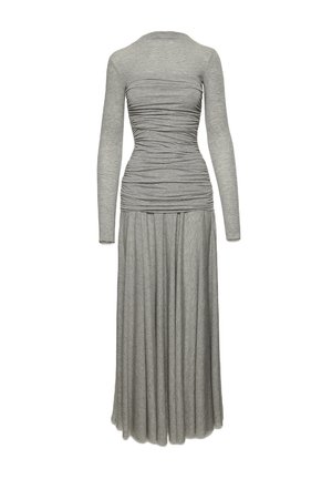 Szara sukienka z długim rękawem, z marszczonym korpusem, płynącą spódnicą i miękką teksturą, charakteryzująca się gładkim wykończeniem i subtelnym rozciąganiem.