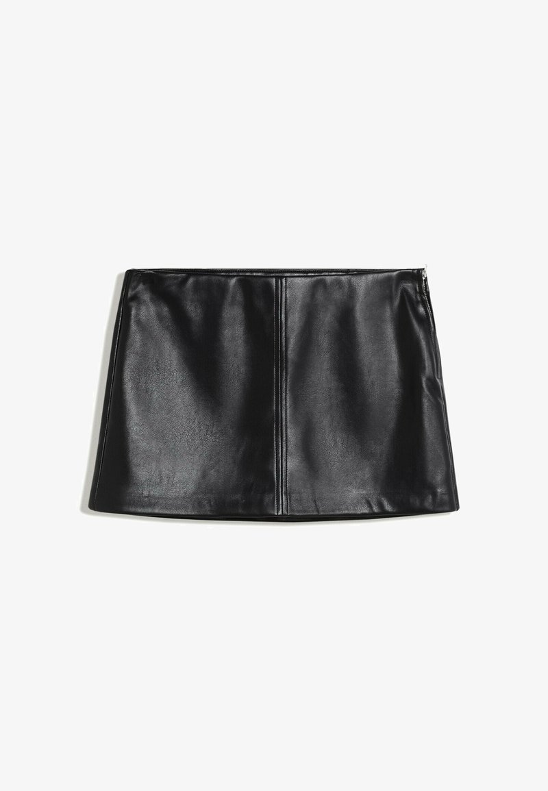 Mini-jupe noire en cuir synthétique avec détail de couture sur le devant et fermeture éclair sur le côté, posée à plat sur un fond blanc.