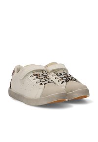 Zapatillas blancas con una combinación de texturas lisas y de ante, acentuadas por cordones de estampado de leopardo, punta redondeada y suela de goma gris.