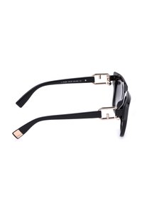 Lunettes de soleil rectangulaires noires avec des branches épaisses, des détails dorés aux charnières et un petit détail doré sur la pointe de la branche, sur fond blanc.