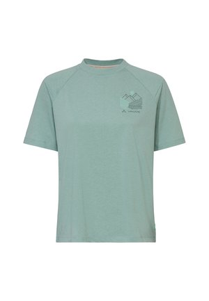 Lichtgroen T-shirt met korte mouwen, voorzien van een berg- en zonafbeelding en het VAUDE-logo op de linkerborst, ronde hals en raglanmouwen.
