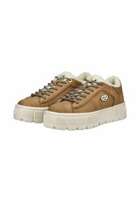 Sneakers marroni con lacci e suole bianche spesse, foderate in morbido pile bianco, con il logo "Replay" sul lato.