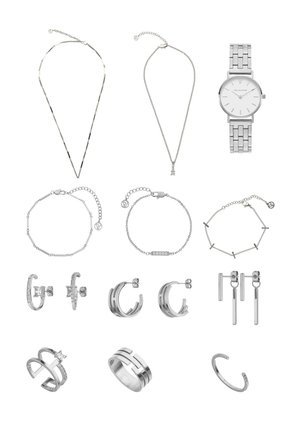 Collection de bijoux en argent comprenant des colliers, une montre, des bracelets, des boucles d'oreilles et des bagues avec diverses textures et formes.