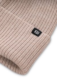 Beżowa dziergana czapka z prążkowaną fakturą i czarną naszywką z logo. Wyposażona w podwinięty mankiet dla regulowanego dopasowania. Miękki, ciepły materiał.