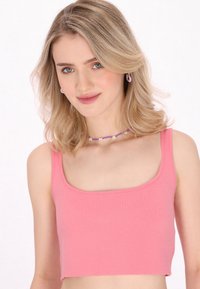Top corto rosa con scollo rotondo e spalline larghe, caratterizzato da una texture a costine e un design aderente.