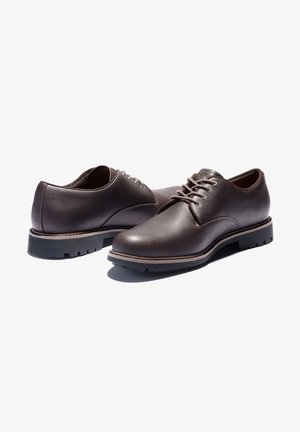 Chaussures habillées en cuir marron avec texture lisse, bout rond et laçage à l'avant. Présente une semelle en caoutchouc contrastante avec un motif antidérapant.