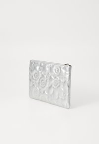 Clutch de cuero plateado con patrón floral en relieve, cierre de cremallera, forma rectangular, textura suave y detalles de costura.