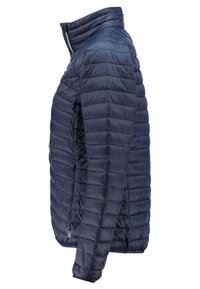 Giacca imbottita blu navy con design trapuntato, colletto rialzato e chiusura con zip. Materiale leggero con texture liscia e lucida.