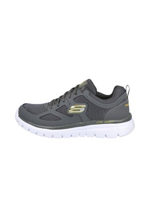 Zapatilla deportiva gris con parte superior de malla texturizada, suela de goma blanca, acentos circulares y logotipo de "S". Diseño ligero para mayor comodidad.