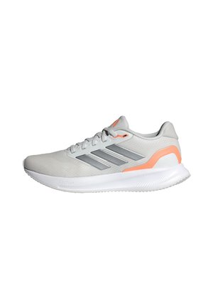Zapatilla deportiva de color gris claro con parte superior de malla, acentos en naranja y rayas plateadas. Cuenta con una suela acolchada etiquetada como "CLOUDfoam" y una entresuela texturizada.