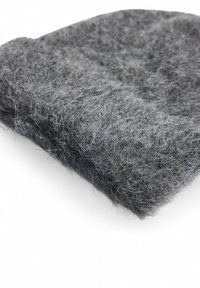 Material in felt grigio con una superficie morbida e texturizzata, caratterizzata da un mix di fibre scure e chiare, presentato in forma rettangolare.
