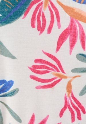 Stoffmuster mit pinken und roten länglichen Blumenformen, grünen Blättern und blauen Blütenblättern auf weißem Hintergrund.