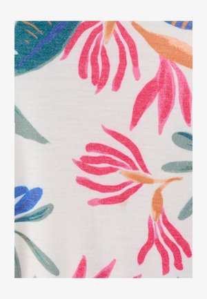 Stoffmuster mit pinken und roten länglichen Blumenformen, grünen Blättern und blauen Blütenblättern auf weißem Hintergrund.