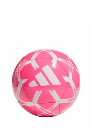 Balón de fútbol de color rosa brillante con patrones geométricos blancos y un gran logo blanco de Adidas en el centro sobre un fondo blanco.