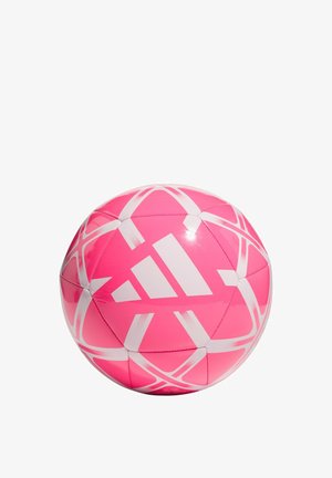 Balón de fútbol de color rosa brillante con patrones geométricos blancos y un gran logo blanco de Adidas en el centro sobre un fondo blanco.
