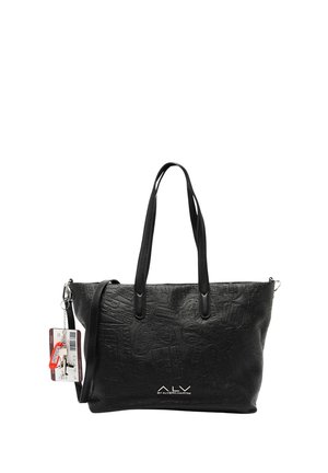 Borsa tote in pelle nera con motivo a rilievo, doppi manici, dettagli in argento e tracolla removibile. Include un'etichetta del marchio applicata.