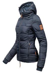 Puffa jakna tamnoplave boje s zipom sprijeda, kapuljačom, rebrastim manžetama, teksturiranim materijalom i logotipom na rukavu.