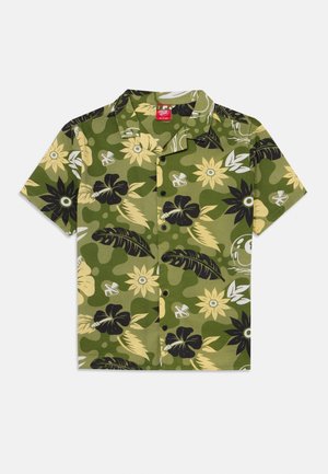 Groen overhemd met korte mouwen en knopen, zwart en beige tropische bloemen- en bladprint, spreidkraag en zichtbaar rood maatlabel.