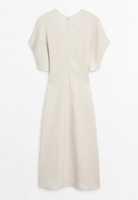 Jasnobeżowa sukienka midi z krótkimi, szerokimi rękawami, dopasowaną talią i tylnym zamkiem błyskawicznym na jednolitym białym tle.