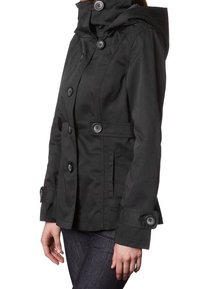 Czarna kurtka z tkaniny z kapturem, ozdobiona dużymi guzikami, bocznymi kieszeniami, dopasowaną talią i mankietami przy rękawach. Gładka faktura i strukturalny krój.