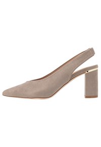 Taupe mockasinfärgade slingback pumps med spetsig tå, blockklack med guldaccent.