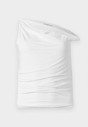 Vit one-shoulder topp i mjukt, elastiskt tyg med rynkning på sidan. Har en avslappnad, draperad design och ett märke i halsringningen.