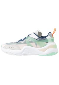Sneaker bianche e menta con tomaia in rete e materiale sintetico, dettagli blu, suola imbottita e linguetta sul tallone arancione per una facile calzata.
