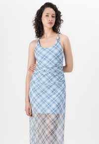 Blauwe geruite jurk met een mouwloos ontwerp, met een aansluitend lijfje en een doorschijnende, gelaagde rok. Zachte, gladde textuur met geplooide details.