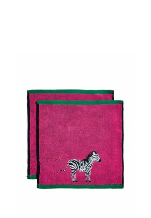 To foldede magentafarvede håndklæder med grønne kanter, hver med en lille zebraillustration nær bunden i midten.