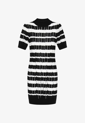 Juodai-baltos dryžuotos megztinės suknelė, turinti trumpas rankoves, aukštą apykaklę ir atvirų akies tekstūrą su prigludusia siluetu.