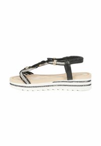 Sandal nera e argento con una fascetta texturizzata, dettagli intrecciati e una suola piatta bianca con strisce nere e argento.