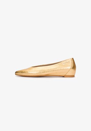 Zapato plano de ballet metálico dorado con un sutil patrón texturizado y punta redondeada, visto de lado sobre un fondo blanco.