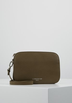 Kleine polsgroen olijfgroene leren clutch met rits, afneembare riem en het reliëf "Liebeskind Berlin" logo aan de voorkant.