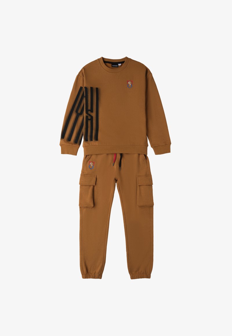 Brązowy dres bawełniany, składający się z bluzy z okrągłym dekoltem z czarnymi paskami i logo, w zestawie z spodniami cargo i elastycznymi mankietami.