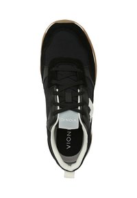 Zwarte sportieve schoen met synthetisch bovenwerk, witte accenten en ronde neus. Voorzien van een gevoerde rand, vetersluiting en rubberen zool.