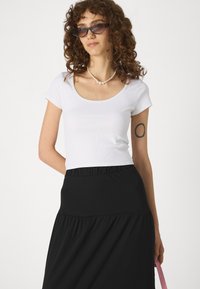 Hollister Co. SEAMLESS SCOOP NECK - Jednoduché tričko - bright white