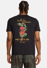 Zwarte T-shirt met korte mouwen, voorzien van een kleurrijk grafisch ontwerp van een opgerolde slang en een bliksemschicht, met tekst op de achterkant.