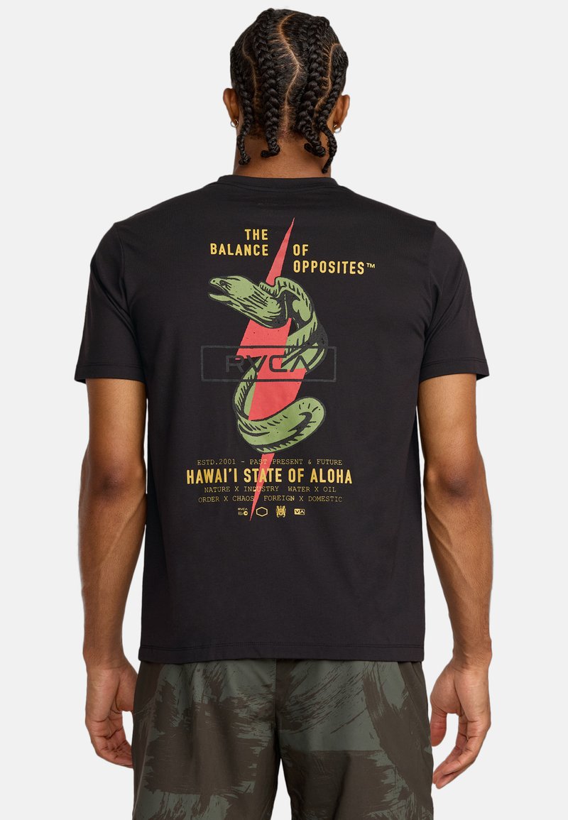 Zwarte T-shirt met korte mouwen, voorzien van een kleurrijk grafisch ontwerp van een opgerolde slang en een bliksemschicht, met tekst op de achterkant.