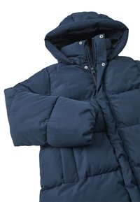 Giacca puffer blu navy con cappuccio, caratterizzata da un'imbottitura spessa, chiusura con zip, bottoni a pressione e polsini elasticizzati. Superficie in tessuto liscia e testurizzata.