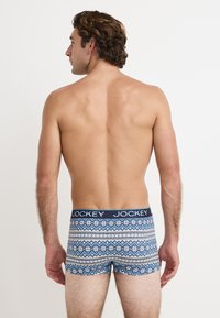 Herrens Jockey boxerkalsonger i blått med ett geometriskt mönster, elastiskt midjeband, mjukt tyg och kortare benlängd för komfort.