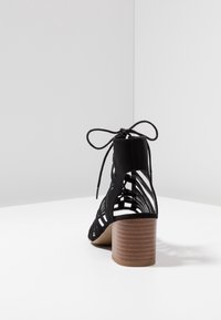 New Look Wide Fit Sandaalit nilkkaremmillä - black