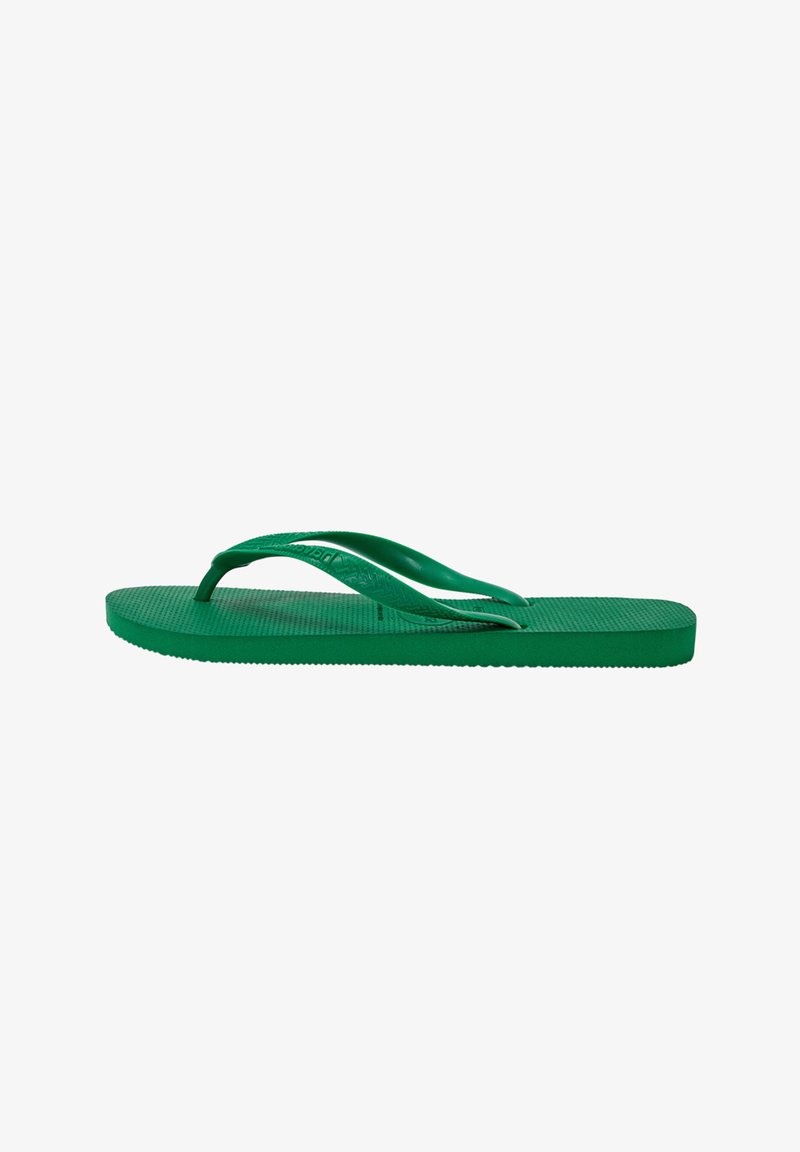 Grüne Gummi-Flip-Flops mit strukturiertem Sohle, Y-förmigem Riemen und runder Zehenstütze. Die Sohle ist flach und am Absatz leicht dicker.