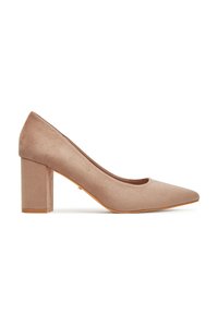 Zapato de tacón color beige de ante con punta puntiaguda, tacón grueso de altura media y suela lisa, mostrado desde el lado izquierdo sobre fondo blanco.