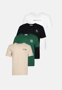 Τέσσερα βαμβακερά μπλουζάκια: μπεζ με γραφικό σχέδιο, πράσινο με κείμενο, μαύρο με σχέδιο κύματος και λευκό με ιαπωνική γραφή.