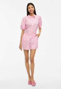 Różowy romper w paski z krótkimi rękawami, kołnierzykiem i elastycznym pasem. Ubranie posiada boczne kieszenie oraz luźny krój.